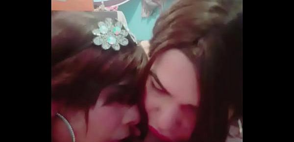  Transexual dando una rika mamada de verga